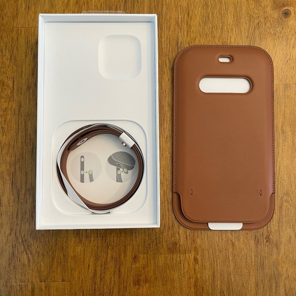 NIB Apple Leather Sleeve Case with MagSafe for iPhone 12 & 12 Pro - Saddle Brown - Picture 3 of 5